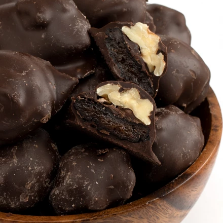 Чернослив с грецким орехом в темной шоколадной глазури
